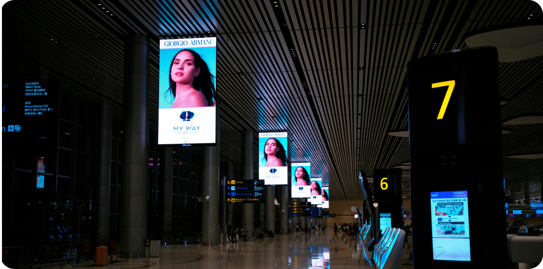 Totemuri LED de signage într-un terminal, campanie de parfum